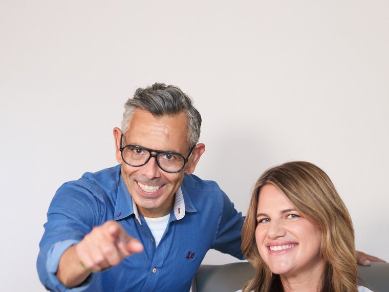 Andrés Traslaviña pointing at the reader beside Jami Adkins